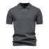 Camisa Polo Italiana Ravello Masculina em tricô premium na cor cinza grafite escuro em ambiente externo.