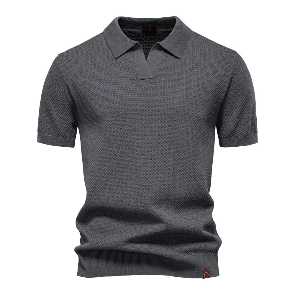 Camisa Polo Italiana Ravello Masculina em tricô premium na cor cinza grafite escuro em ambiente externo.