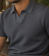 Camisa Polo Italiana Ravello Masculina em tricô premium na cor cinza grafite escuro em ambiente externo.