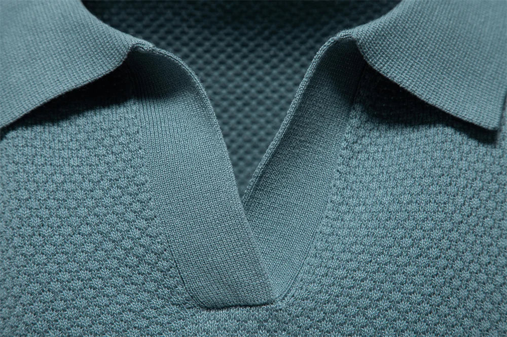 Detalhe aproximado da gola e decote V texturizado da Camisa Polo Italiana Ravello azul.