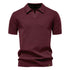 Homem usando Camisa Polo Italiana Ravello Masculina em tricô premium na cor vinho bordô com óculos de sol.