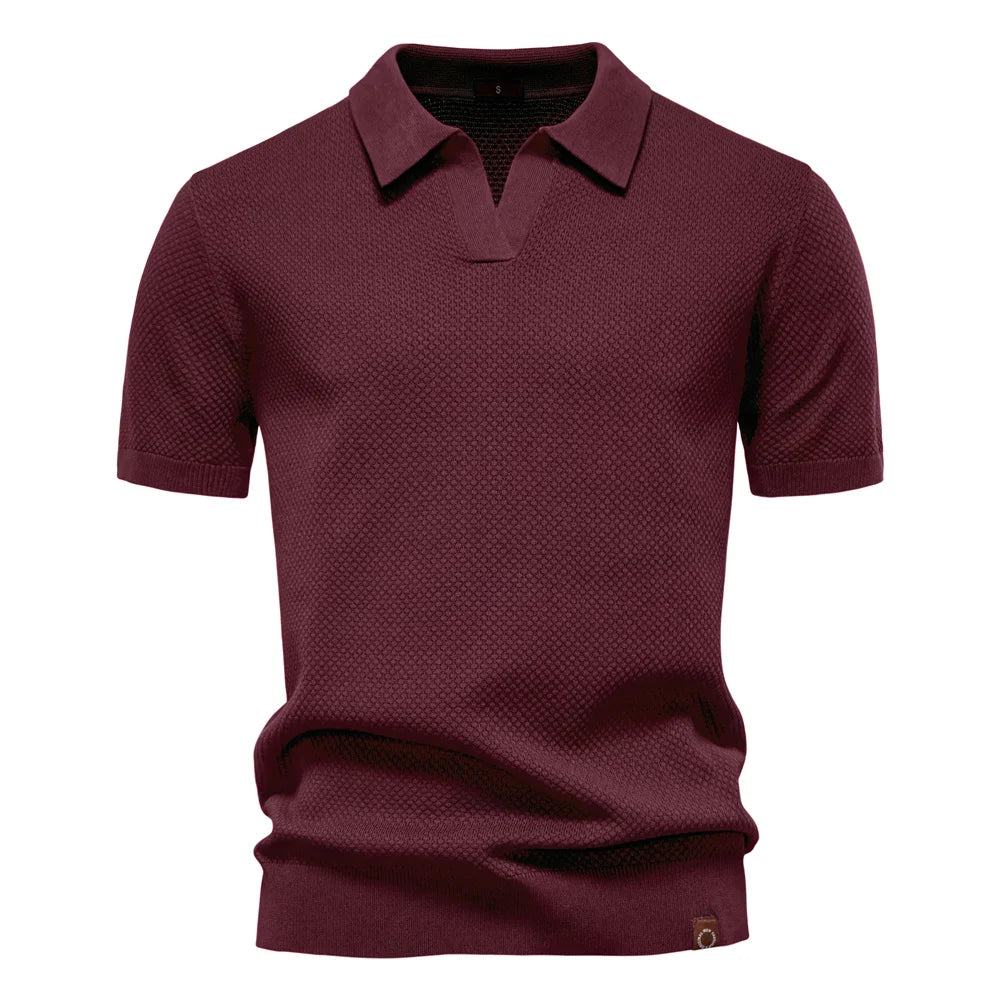 Homem usando Camisa Polo Italiana Ravello Masculina em tricô premium na cor vinho bordô com óculos de sol.