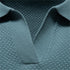 Detalhe aproximado da gola e decote V texturizado da Camisa Polo Italiana Ravello azul.