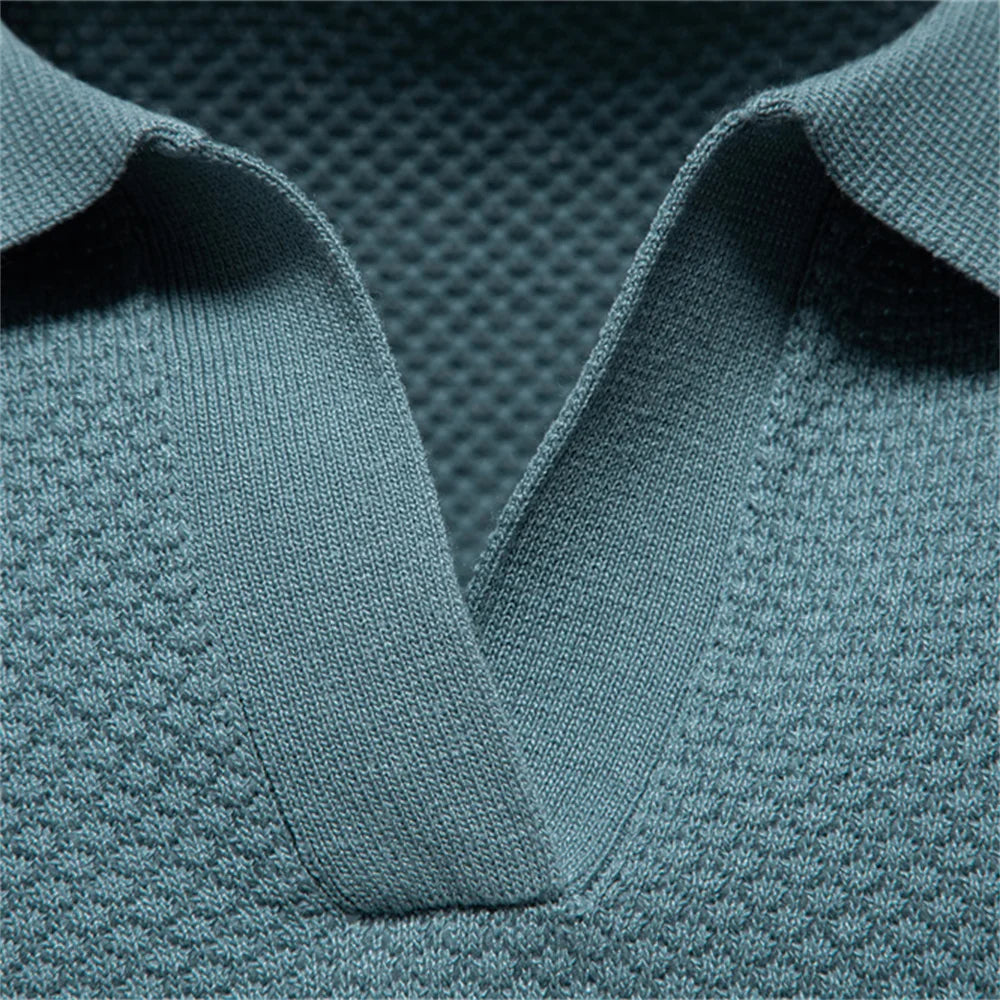 Detalhe aproximado da gola e decote V texturizado da Camisa Polo Italiana Ravello azul.