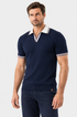 Polo azul-marinho com gola contrastante, mesmo modelo em outra pose