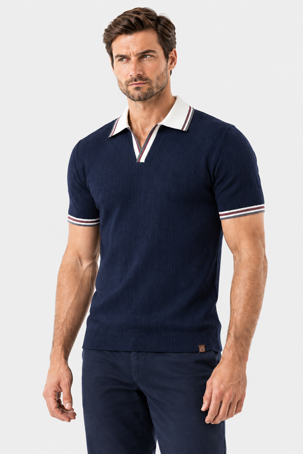 Polo azul-marinho com gola contrastante, mesmo modelo em outra pose