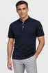 Polo azul-marinho com modelo elegante, foto próxima