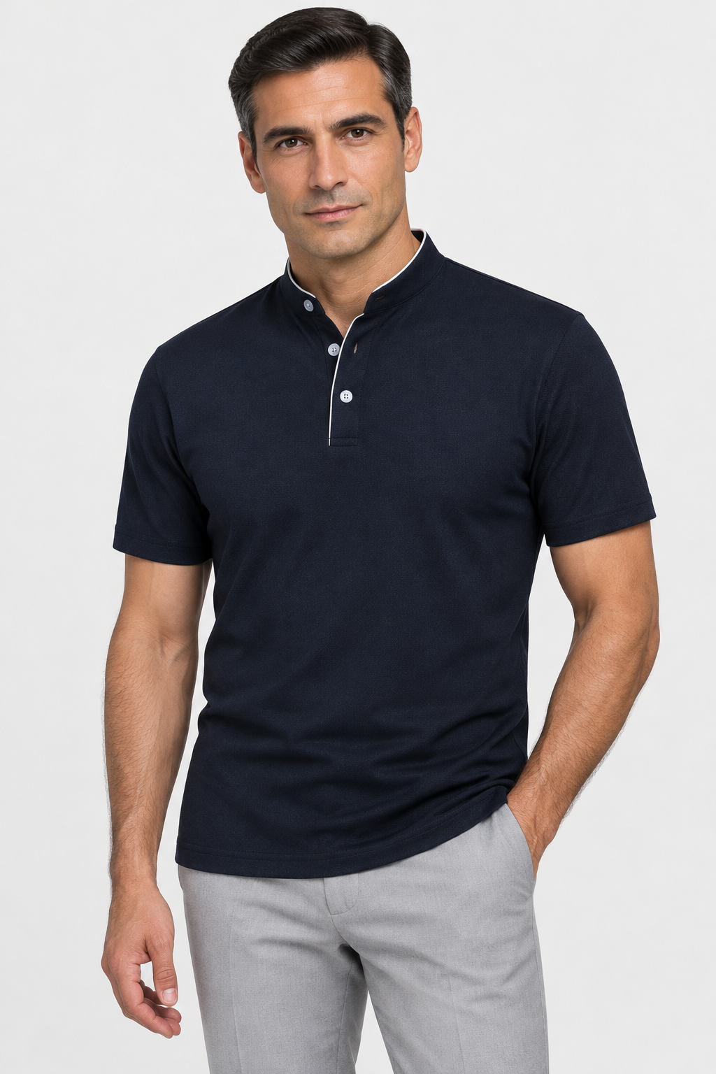 Polo azul-marinho com modelo elegante, foto próxima