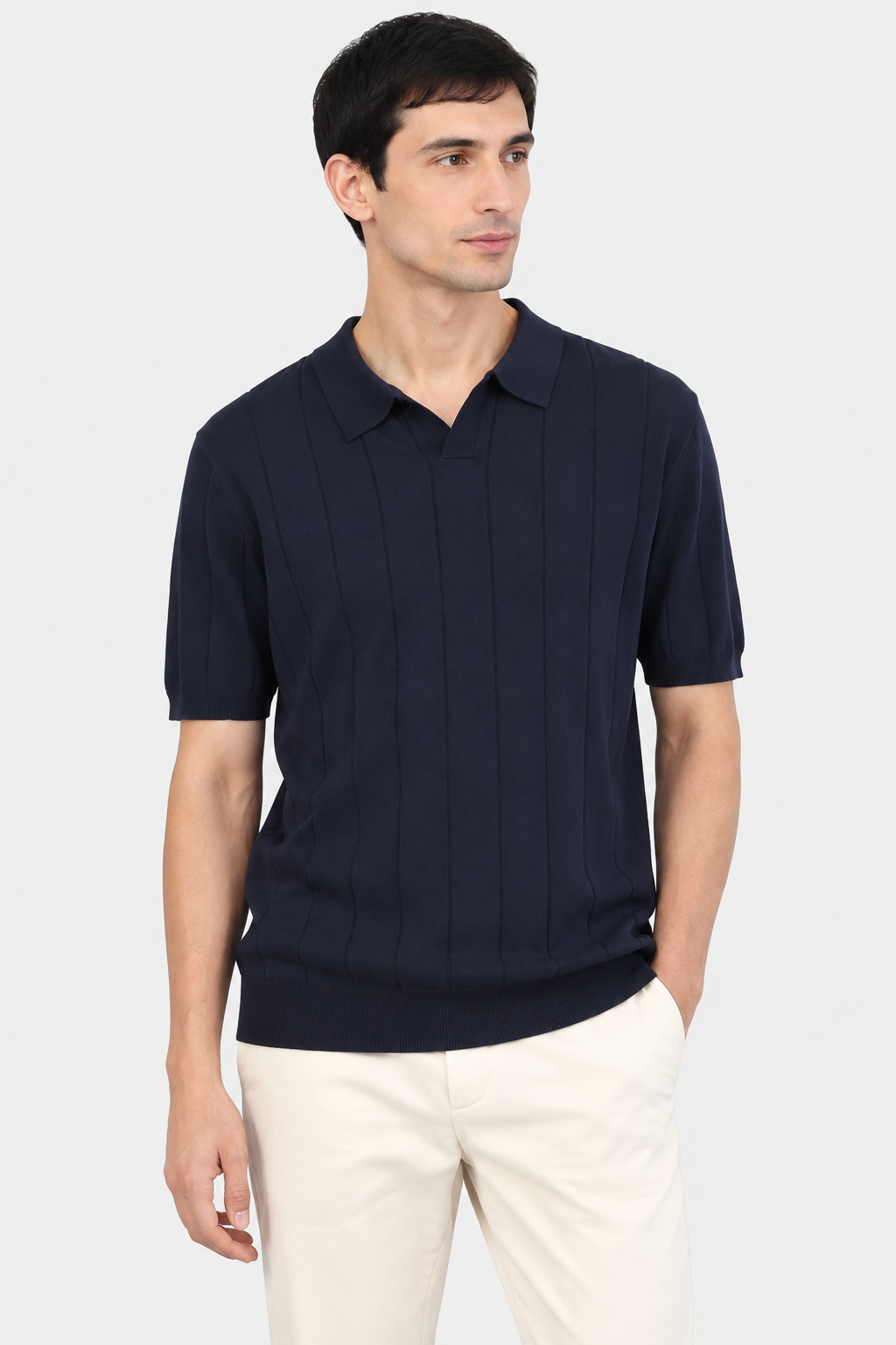 Polo azul-marinho com novo modelo de porte esguio