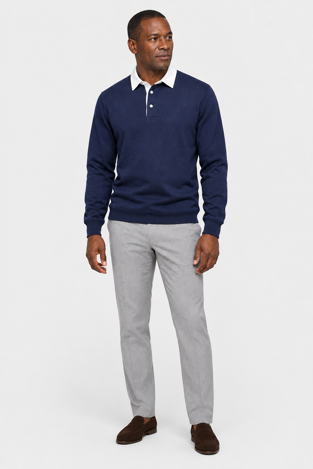 Polo azul-marinho com novo modelo, foto de corpo inteiro