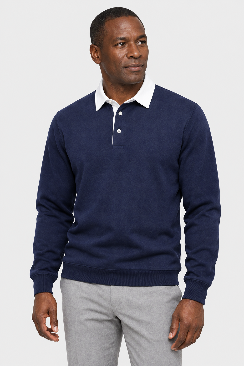 Polo azul-marinho com novo modelo, foto próxima