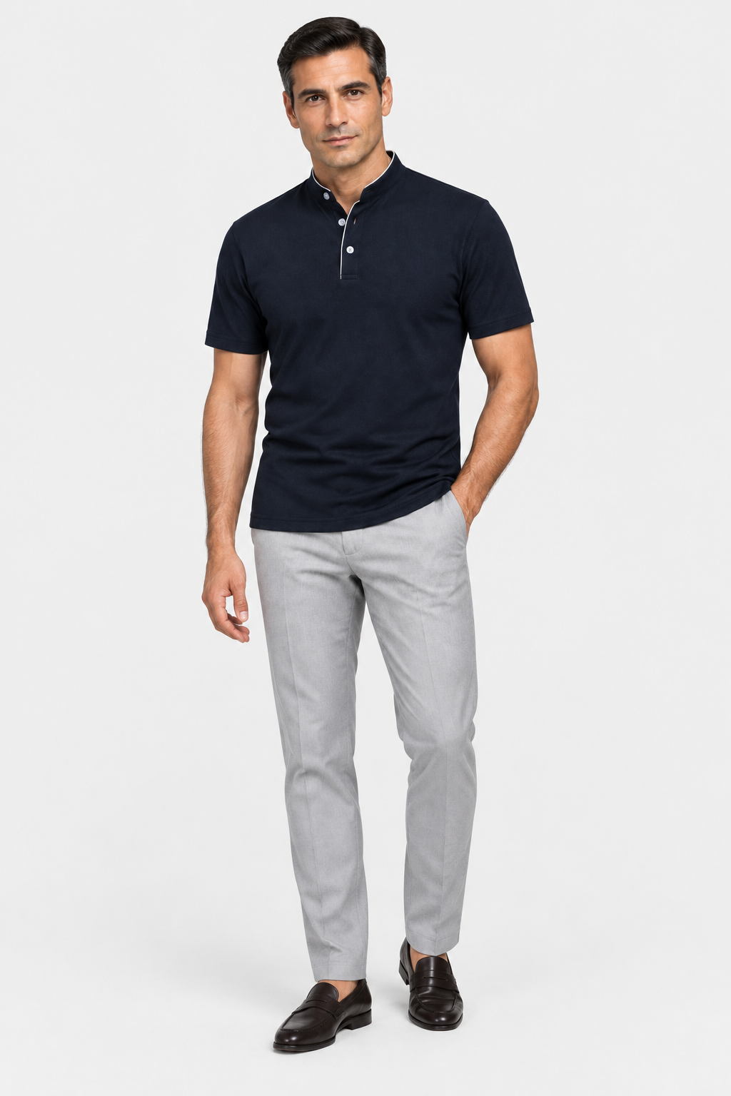 Polo azul-marinho com o mesmo modelo elegante, corpo inteiro