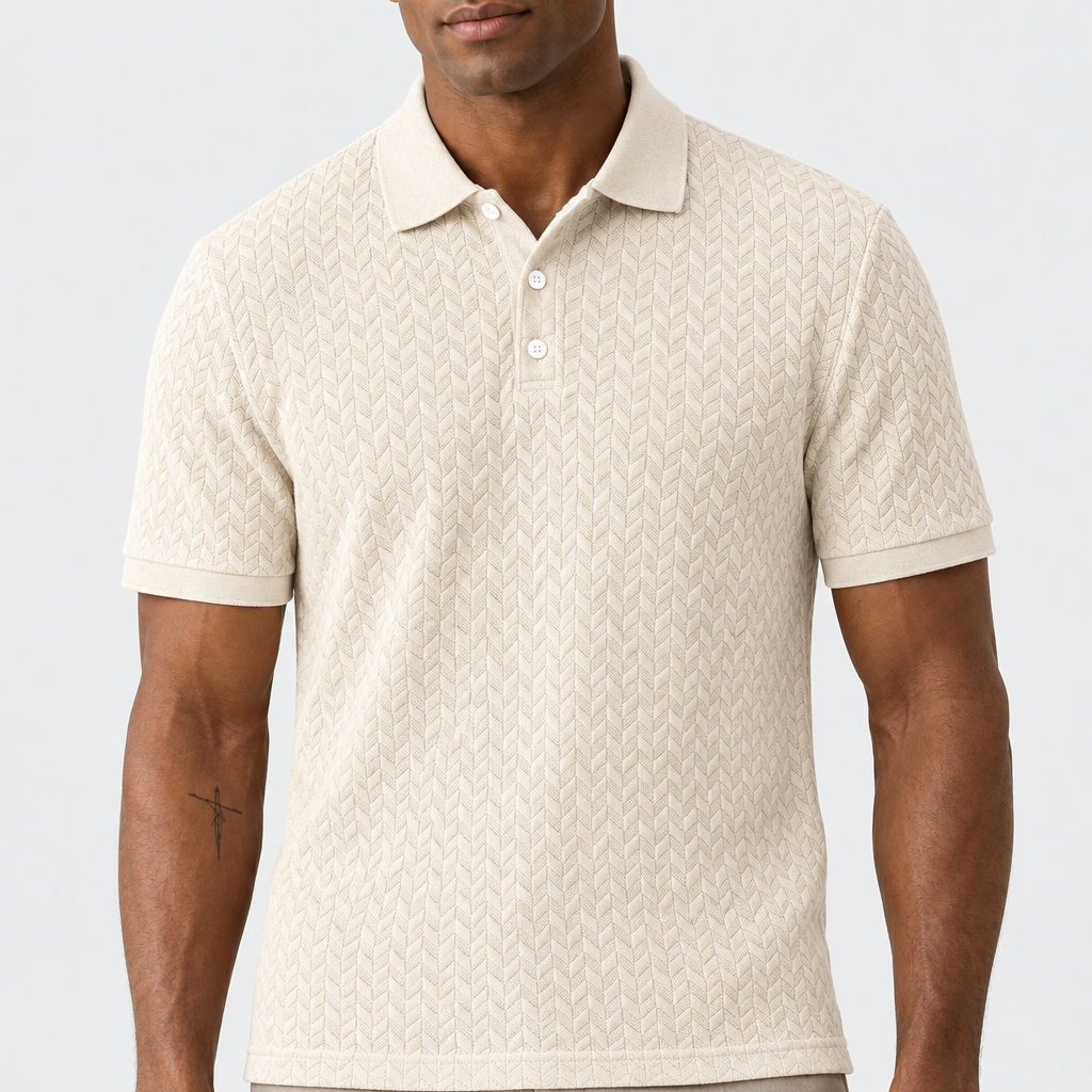 Polo bege texturizada com o mesmo modelo em nova pose