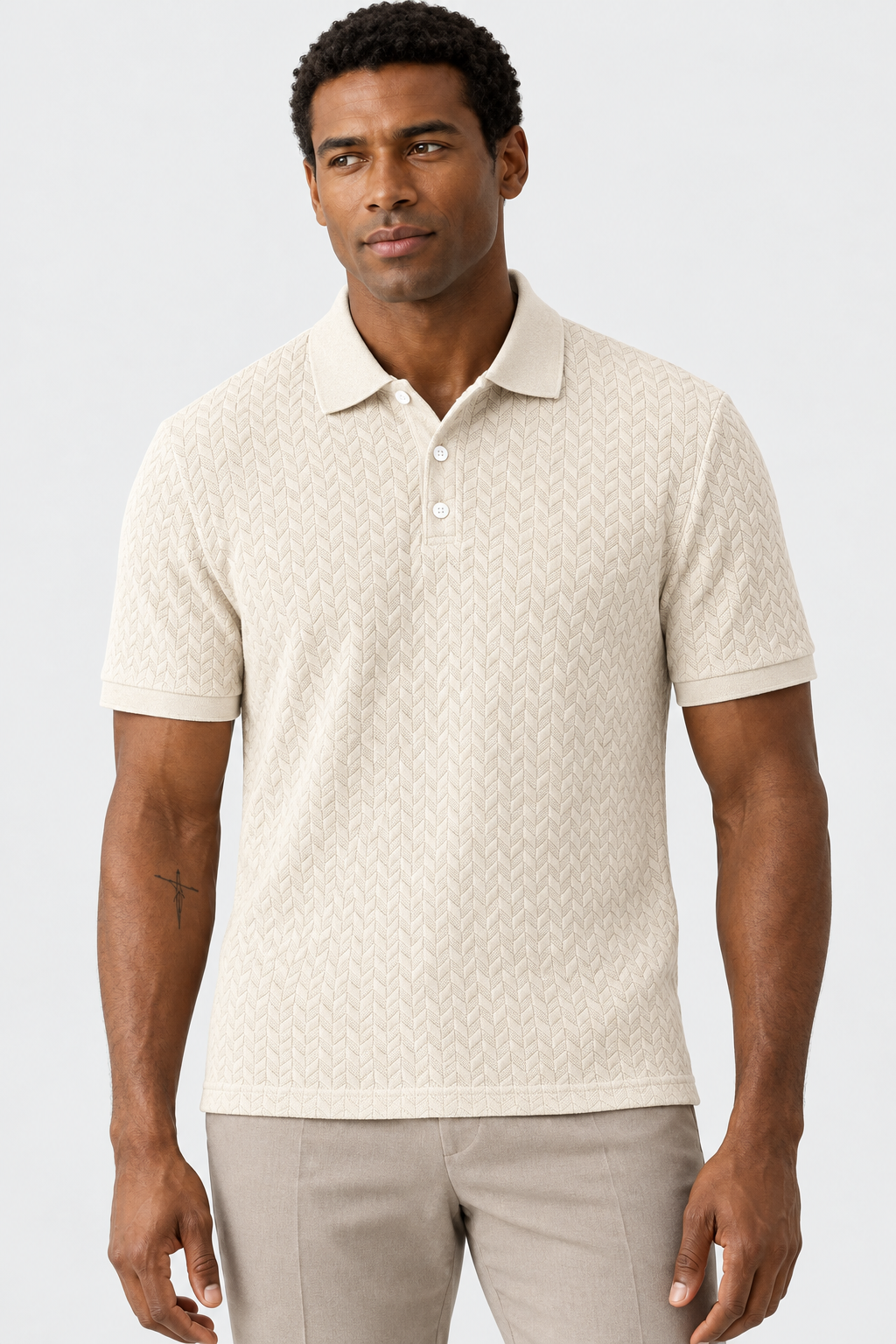 Polo bege texturizada com o mesmo modelo em nova pose