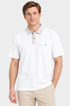 Polo branca com bolso, foto próxima