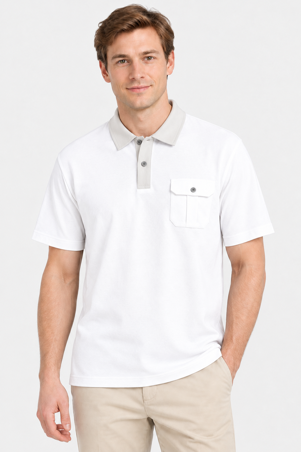 Polo branca com bolso, foto próxima