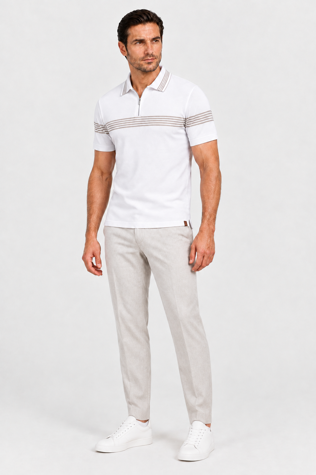 Polo branca com calça bege-clara e tênis branco
