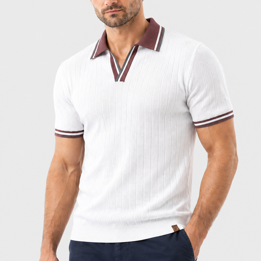 Polo branca com gola contrastante, mesmo modelo em pose próxima