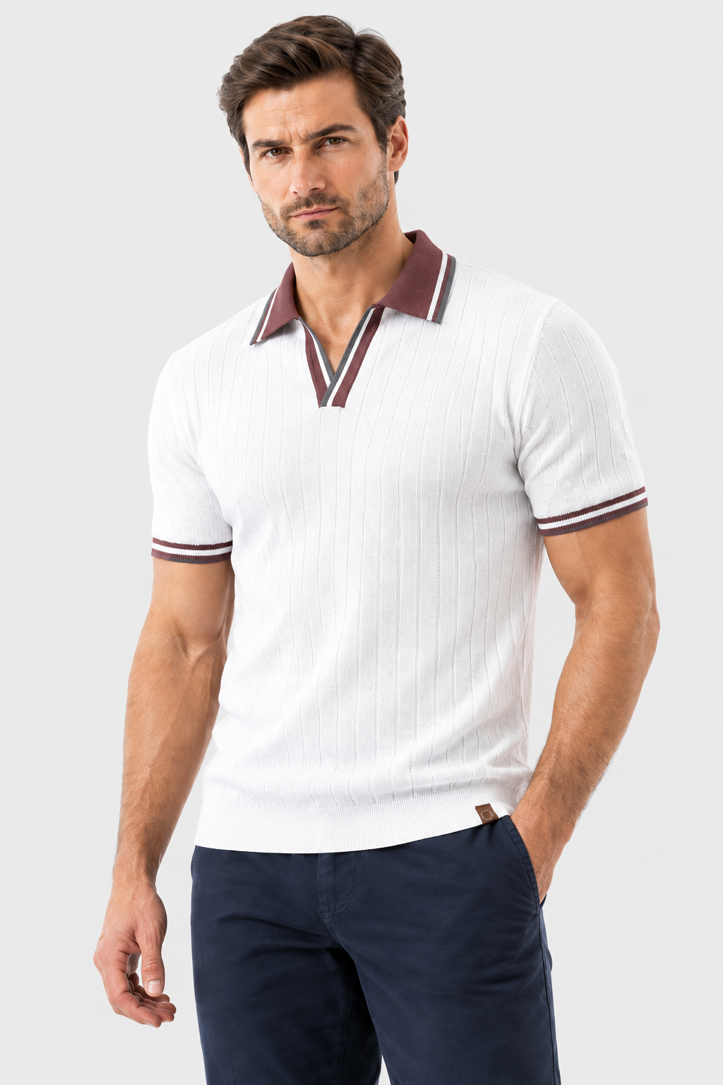 Polo branca com gola contrastante, mesmo modelo em pose próxima
