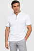 Polo branca com o mesmo modelo, foto próxima