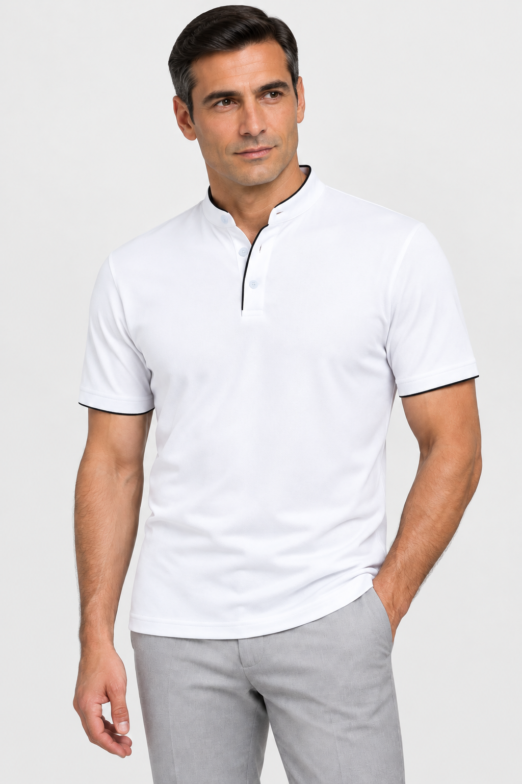 Polo branca com o mesmo modelo, foto próxima
