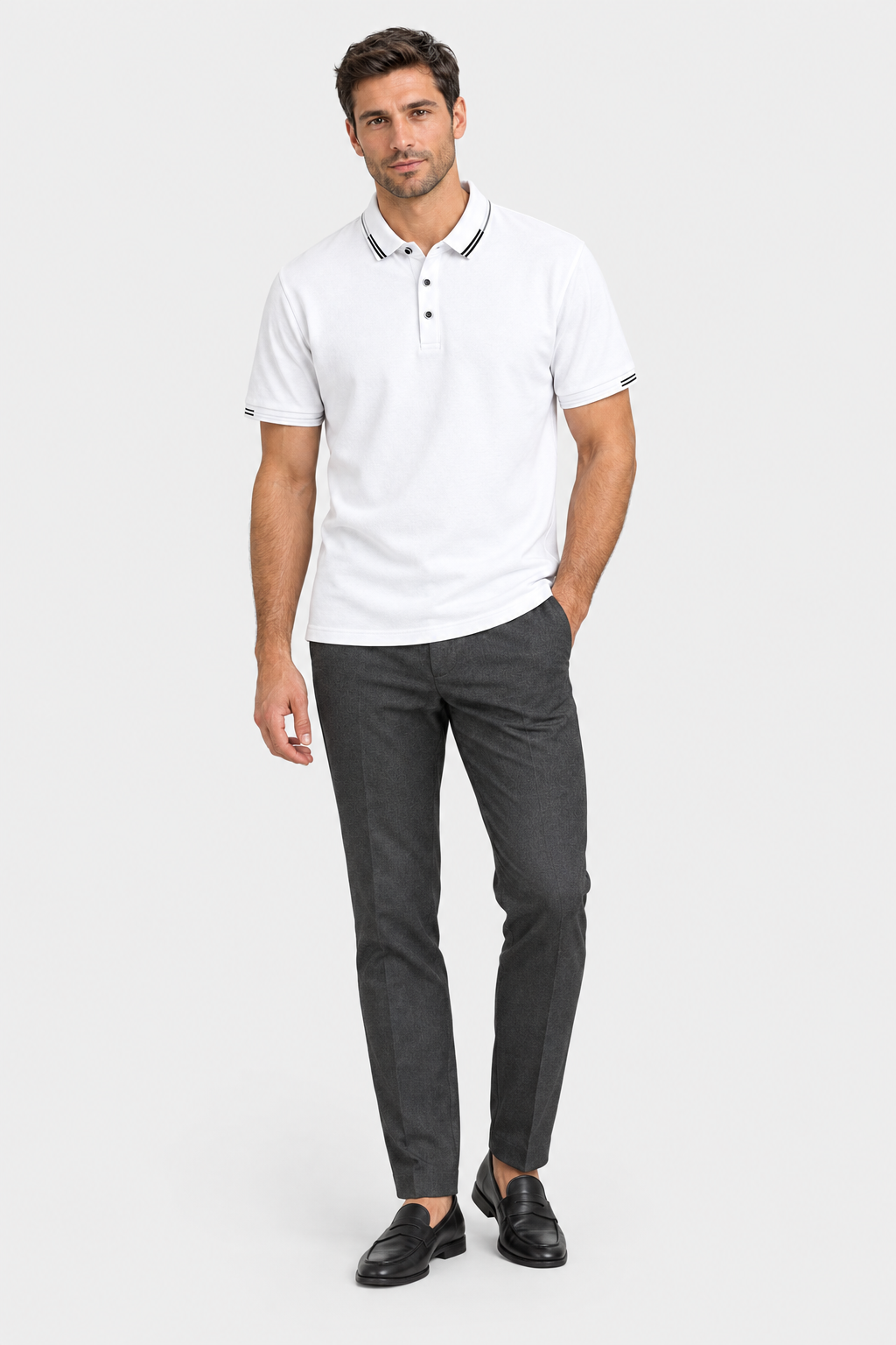Polo branca de corpo inteiro com fundo #F2F2F2