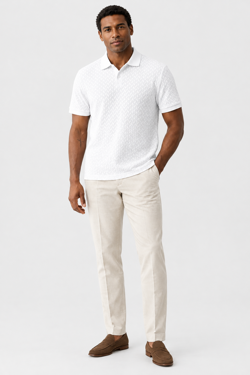 Polo branca texturizada com o mesmo modelo, foto de corpo inteiro