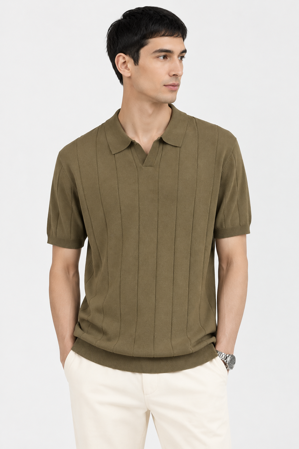 Polo cáqui com novo modelo de porte esguio