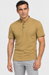 Polo cáqui com o mesmo modelo, foto próxima