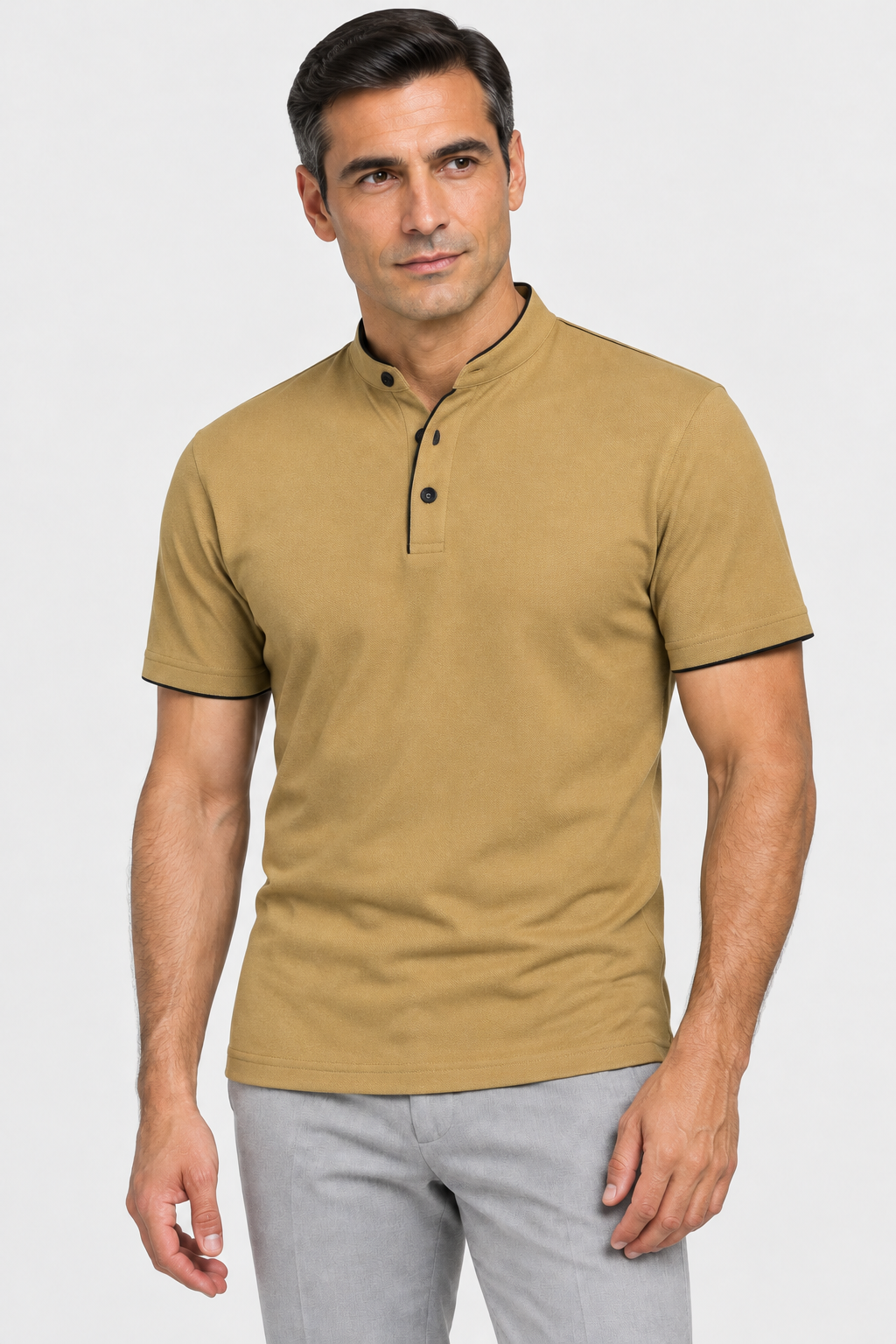 Polo cáqui com o mesmo modelo, foto próxima