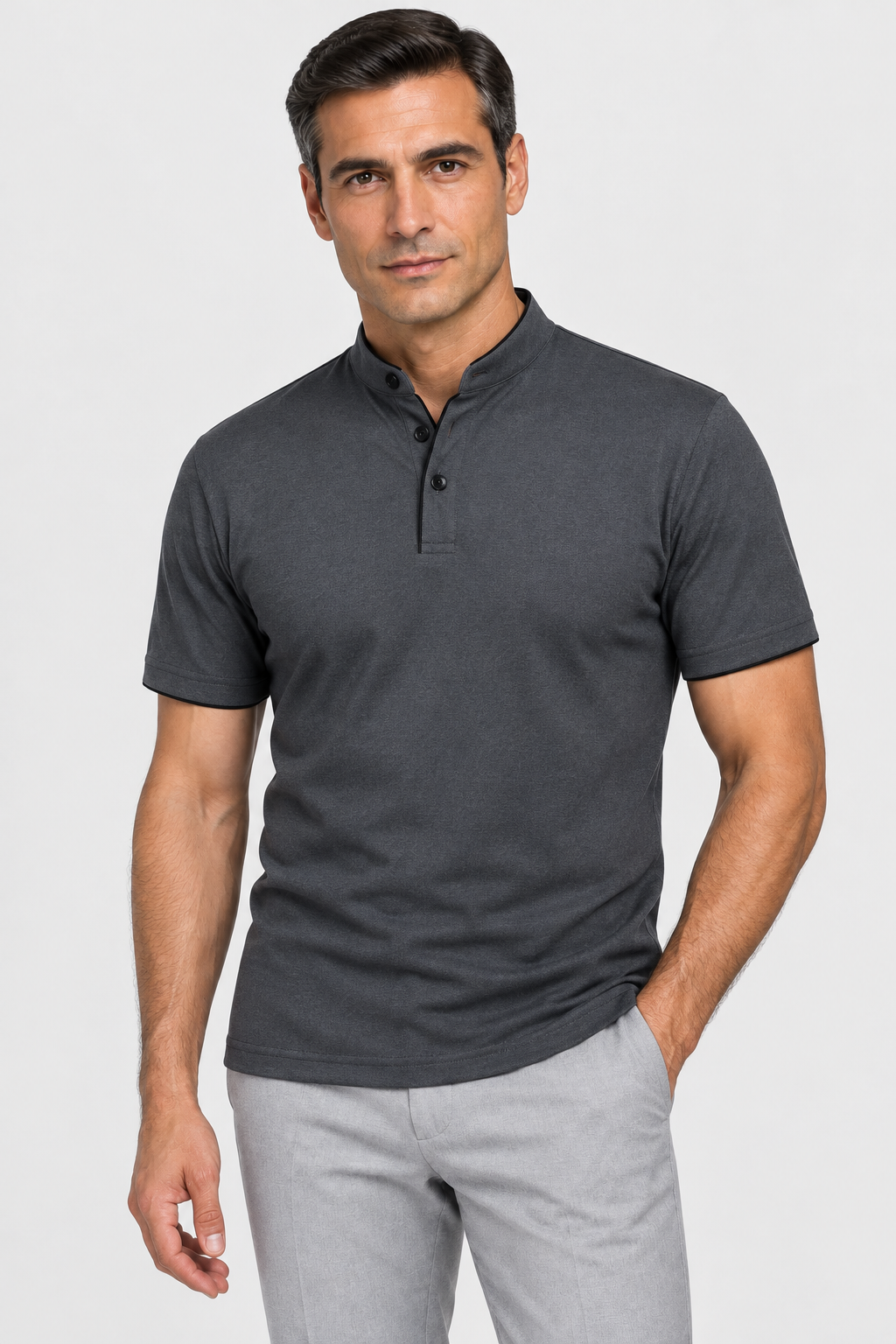 Polo cinza-chumbo com o mesmo modelo, foto próxima