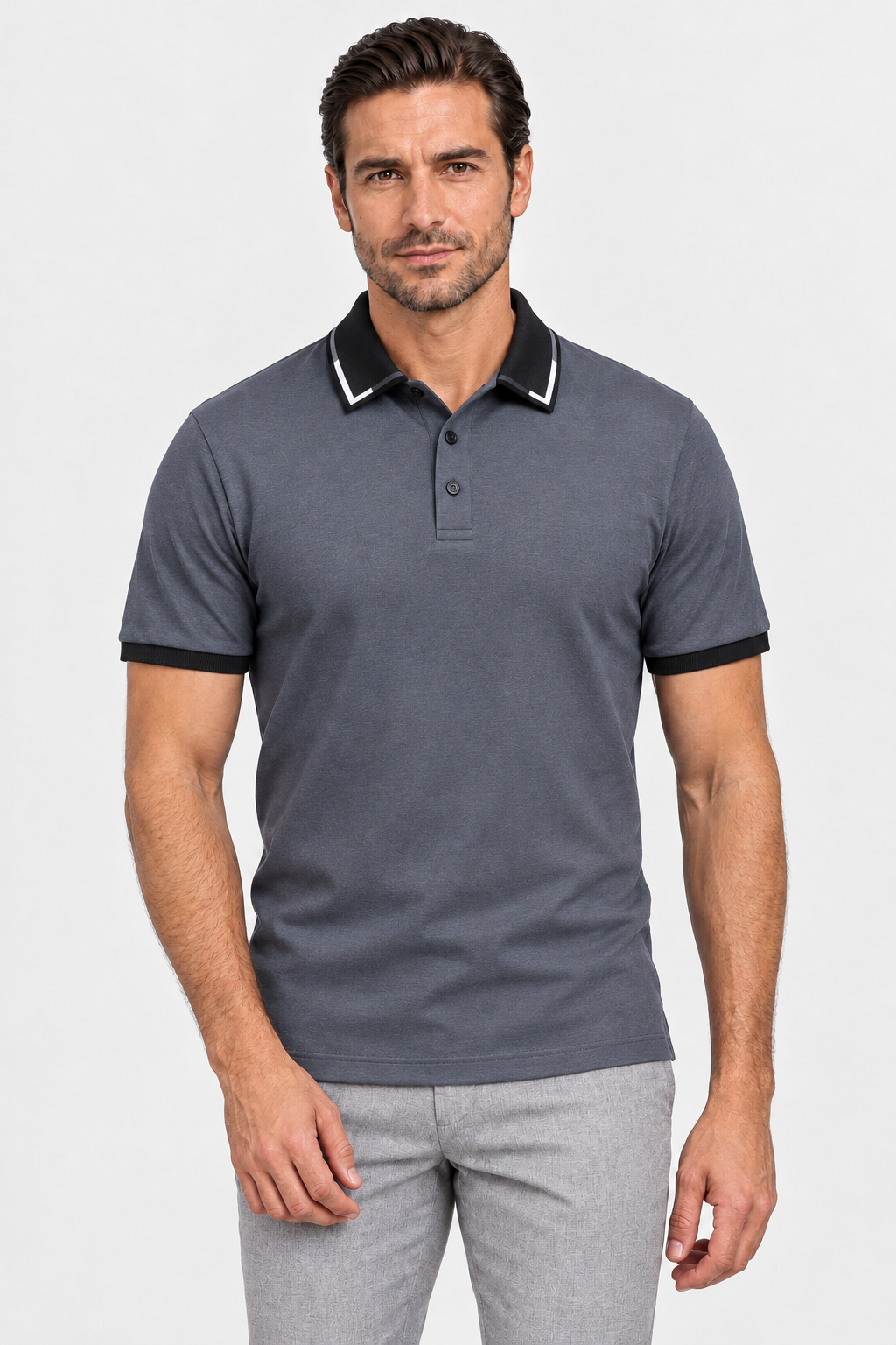 Polo cinza com gola preta, modelo aprovado e enquadramento próximo