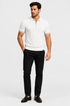 Polo clara com zíper e o mesmo modelo, corpo inteiro