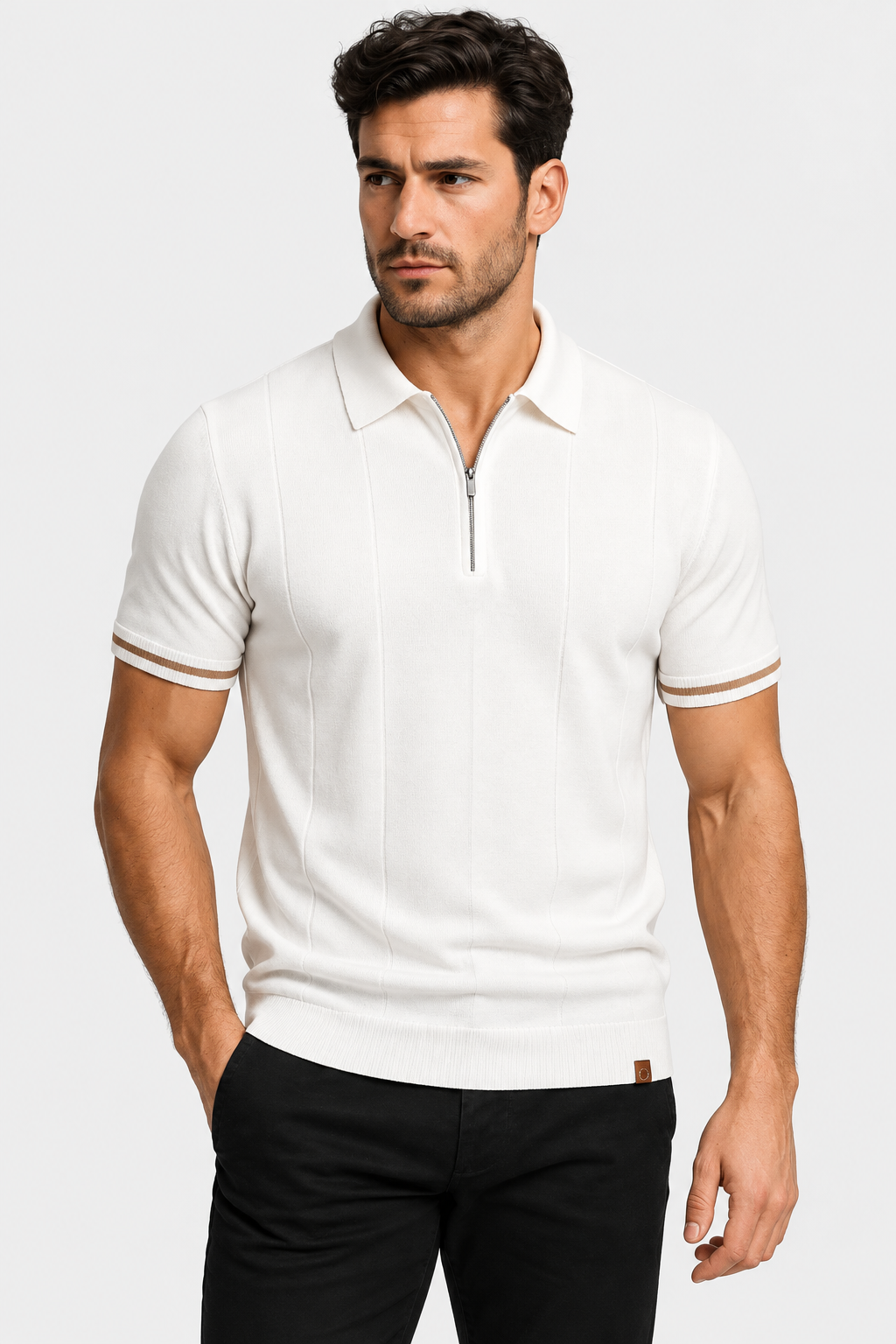 Polo clara com zíper e o modelo da referência, foto próxima