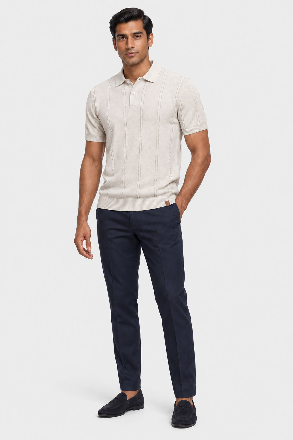 Polo clara de corpo inteiro com fundo #F2F2F2
