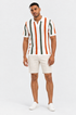 Polo Lugano com bermuda de linho e tênis branco