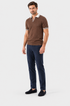 Polo marrom de corpo inteiro com fundo #F2F2F2