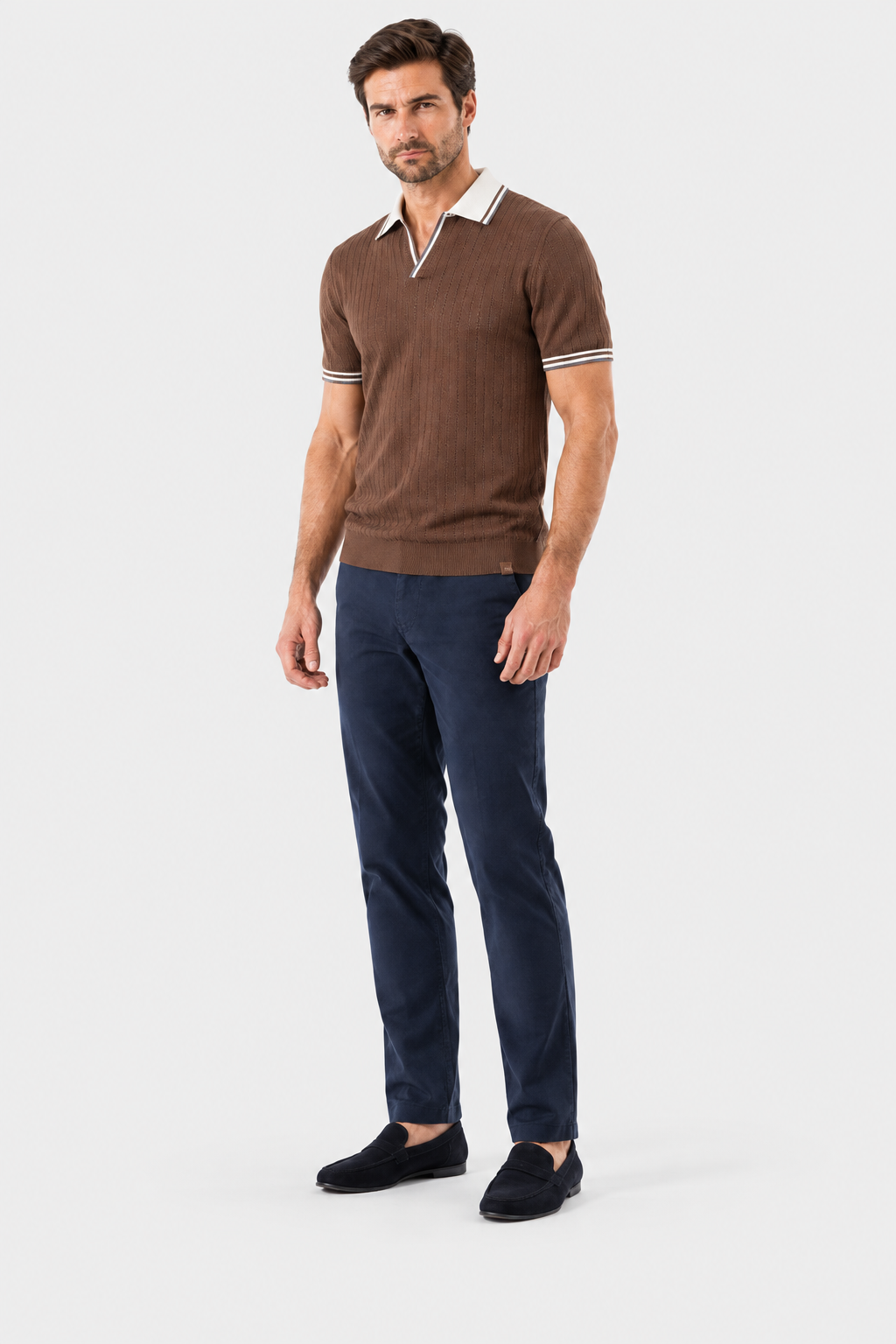 Polo marrom de corpo inteiro com fundo #F2F2F2