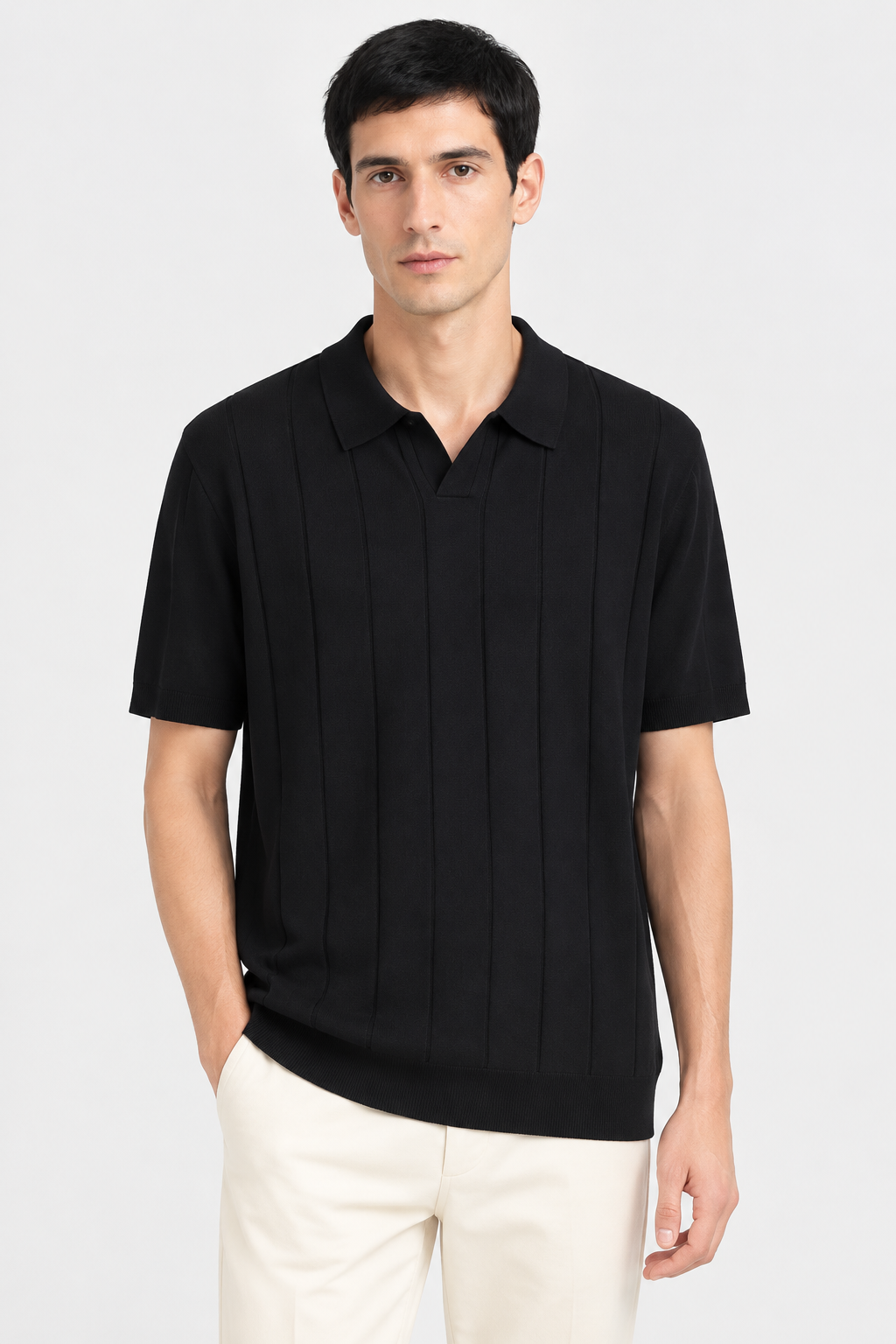 Polo preta com novo modelo de porte esguio