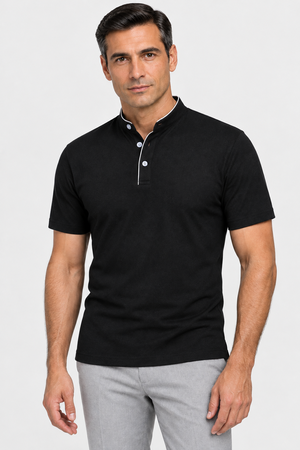 Polo preta com o mesmo modelo, foto próxima