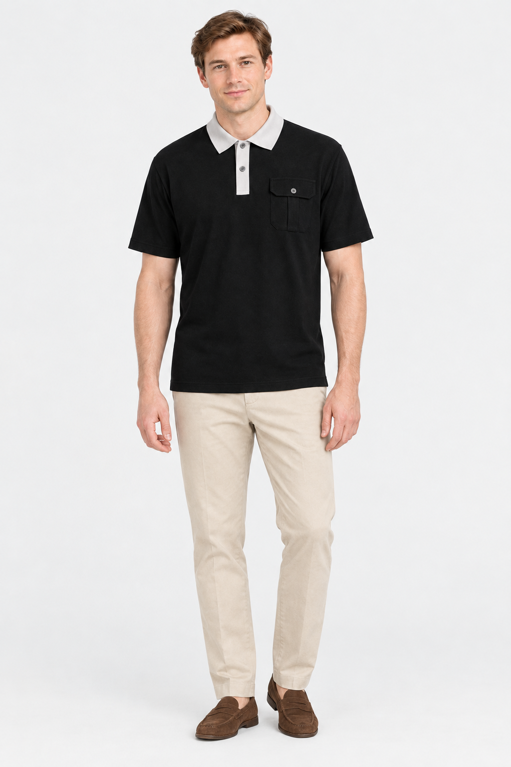 Polo preta com o mesmo novo modelo, corpo inteiro