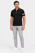 Polo preta com zíper, corpo inteiro e tênis branco