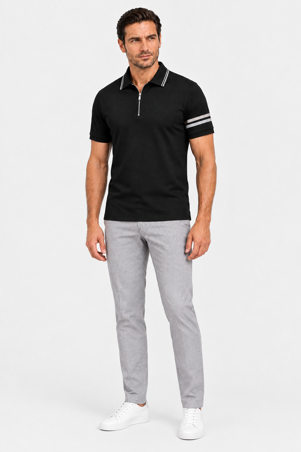 Polo preta com zíper, corpo inteiro e tênis branco