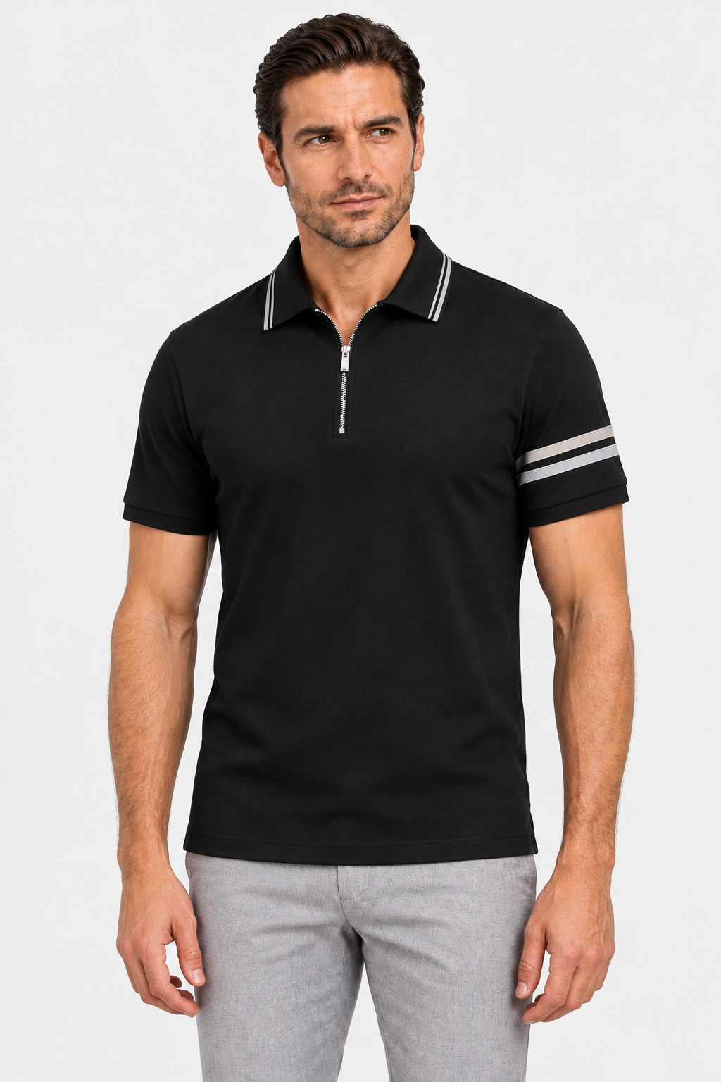 Polo preta com zíper, modelo aprovado e pose de lado