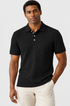 Polo preta texturizada com o mesmo modelo em pose diferente