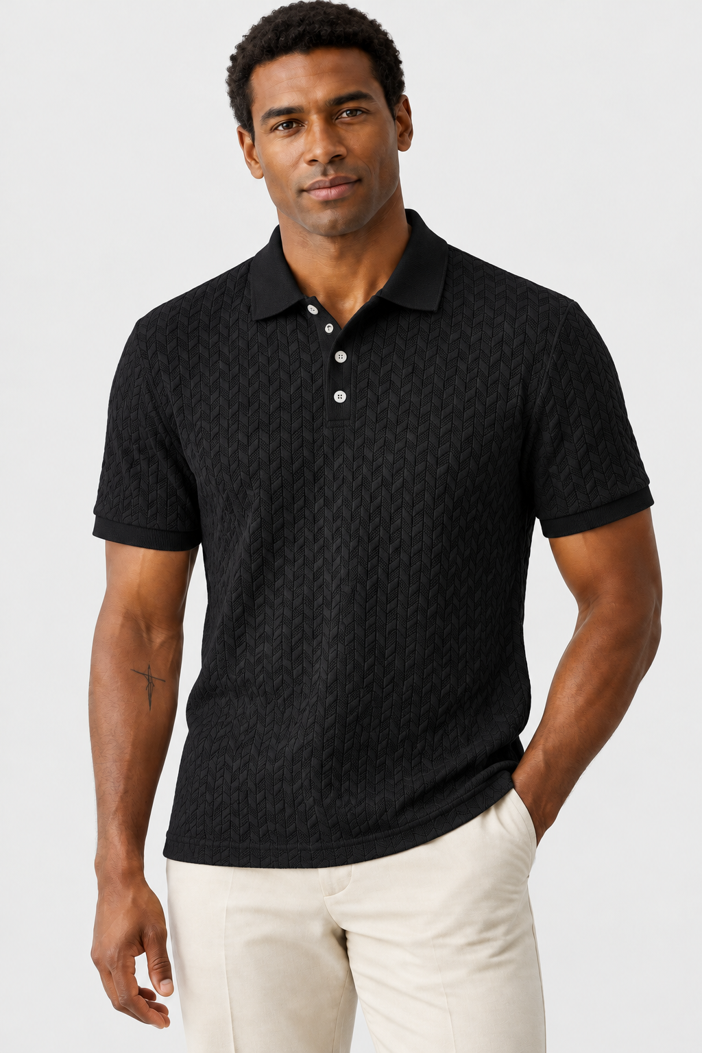 Polo preta texturizada com o mesmo modelo em pose diferente