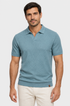 Polo Ravello azul-clara com novo modelo, foto próxima