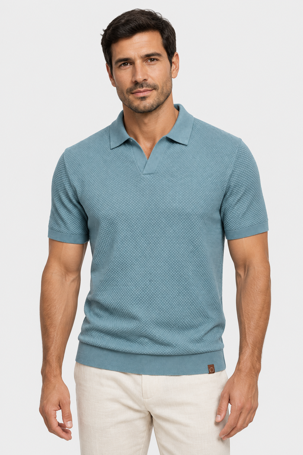 Polo Ravello azul-clara com novo modelo, foto próxima