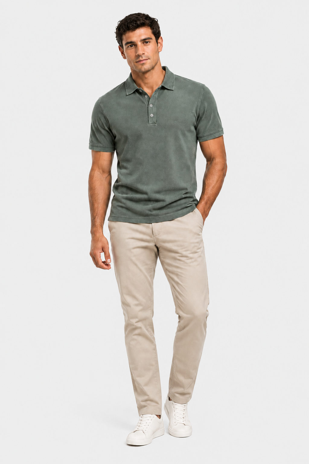 Polo verde com fundo cinza-claro #F2F2F2