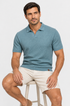 Teste da Polo Ravello com o mesmo modelo sentado e bermuda de linho clara
